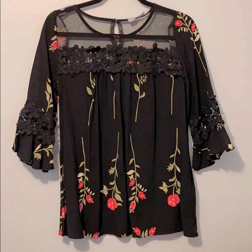 Bell sleeve Floral top🌷w/embroidery & mesh detail